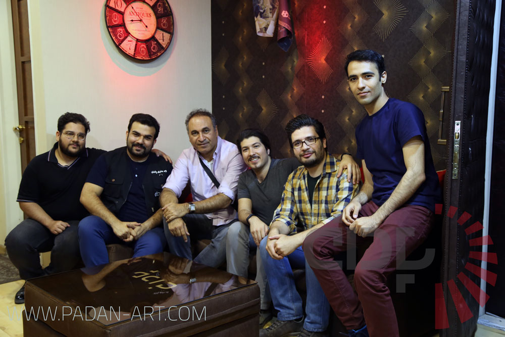 حمید فرخ نژاد در کنار پرسنل گروه هنری پادان