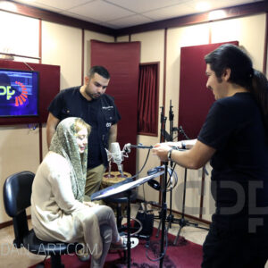 سحر قریشی در حال ضبط نریشن در استودیو پادان