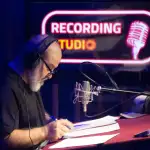 مهدی سلطانی در حال ضبط کتاب صوتی در استودیو پادان