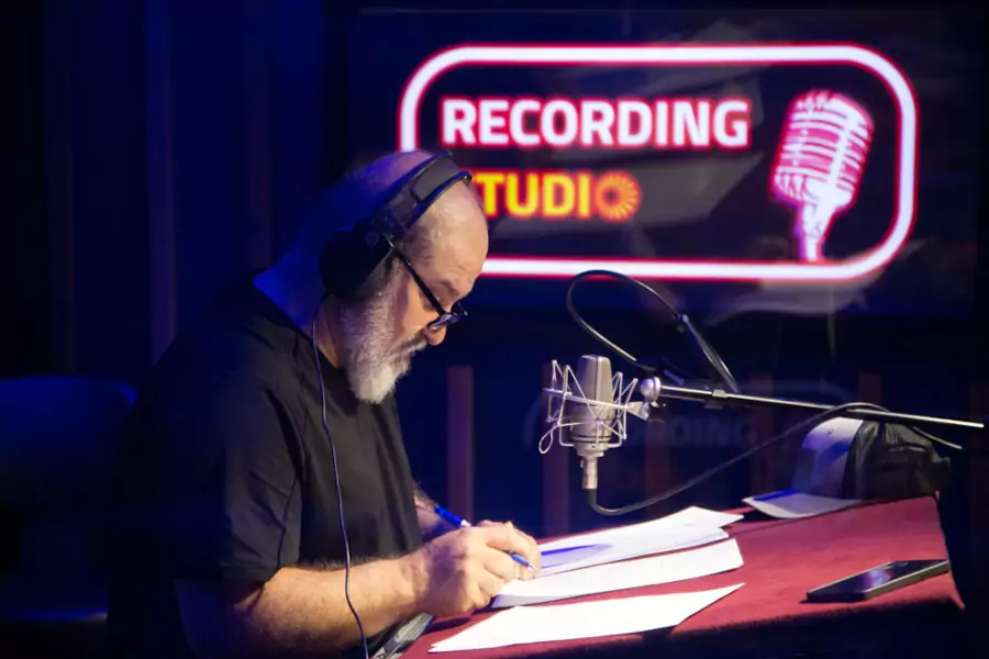 مهدی سلطانی در حال ضبط کتاب صوتی در استودیو پادان