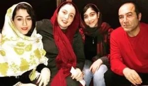 ایرج سنجری در کنار همسر و فرزندانش
